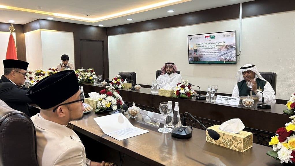 Wakil Menteri Haji dan Umrah (Wamenhaj) RI, Dahnil Anzar Simanjuntak, menerima kunjungan Wamenhaj Arab Saudi, Dr. Fatah Al-Mashat, di Kantor Daerah Kerja (Daker) Makkah, Kamis (4/6/2026). Foto: Tim Media Center Haji (MCH) 2026. Wamenhaj Saudi Kunjungi Daker Makkah