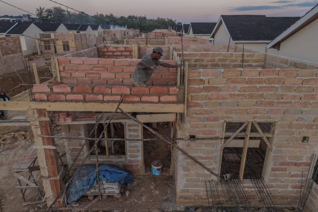 Pekerja menyelesaikan pembangunan rumah pada salah satu perumahan subsidi di Kelurahan Punggolaka, Kota Kendari, Sulawesi Tenggara, Jumat (5/6/2026). Kementerian Perumahan dan Kawasan Permukiman (PKP) memberikan kuota pembangunan rumah subsidi di Sulawesi Tenggara pada tahun 2026 sebanyak 20.000 unit rumah sebagai upaya mengurangi backlog perumahan serta meningkatkan kualitas hunian masyarakat di wilayah itu yang masih mencapai sekitar 119.000 unit, sementara ketersediaan rumah yang ada baru sekitar 62.000 unit. ANTARA FOTO/Andry Denisah/foc. Kuota pembangunan rumah subsidi di Sulawesi Tenggara