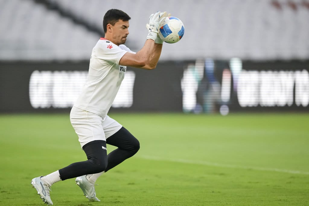 Penjaga gawang Timnas Indonesia Emil Audero menangkap bola saat mengikuti latihan resmi menjelang pertandingan FIFA Matchday di Stadion Utama Gelora Bung Karno (SUGBK), Senayan, Jakarta, Kamis (4/6/2026). Latihan tersebut sebagai persiapan melawan Timnas Oman pada Jumat (5/6/2026). ANTARA FOTO/M Risyal Hidayat/sgd Latihan resmi Timnas Indonesia jelang FIFA Matchday