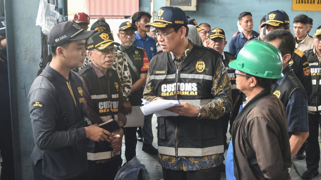 Menteri Keuangan Purbaya Yudhi Sadewa (kedua kanan) meninjau dokumen barang didampingi Sekjen Kementerian Keuangan Robert Leonard Marbun (kedua kiri) saat meninjau Pelabuhan Tanjung Priok, Jakarta, Sabtu (6/6/2026). Purbaya Yudhi Sadewa meninjau persoalan penumpukan barang yang berpotensi mengganggu pasokan bahan industri dan mengusulkan kepada Bea Cukai untuk menambah personel untuk mempercepat pemeriksaan dokumen serta mengkaji regulasi sanksi terhadap barang yang terlalu lama disimpan di Pelabuhan. ANTARA FOTO/Fakhri Hermansyah/agr Menkeu Purbaya meninjau Pelabuhan Tanjung Priok