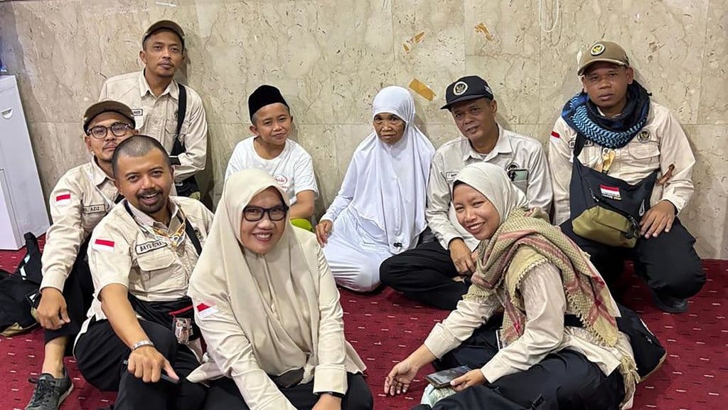 Mbah Painah (65) dan Sabar (35) bersama tim Media Center Haji (MCH) 2026 di Kawasan Misfalah, Makkah, Minggu (7/6/2026). Foto/ Tim MCH 2026. Mbah Painah