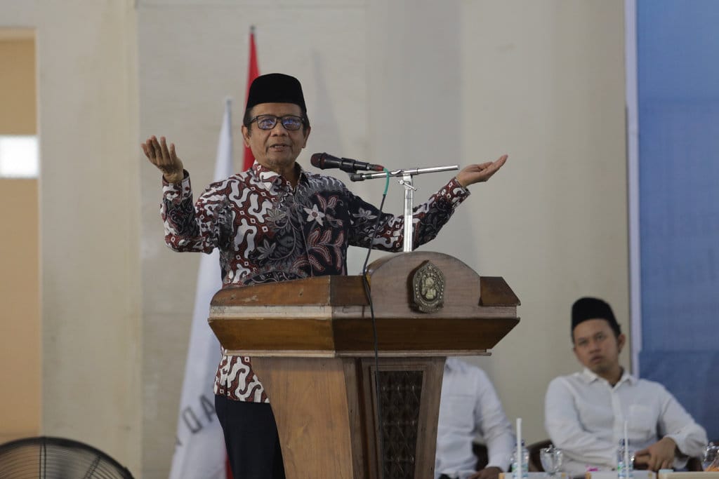Pakar hukum tata negara Prof Mahfud MD menyampaikan materi pada kuliah umum di Pondok Pesantren Mahad Aly Lirboyo, Kota Kediri, Jawa Timur, Senin (8/6/2026). Kuliah umum bersama Prof Mahfud MD bertema Sejarah Intelektual UUD 1945: Pergulatan Gagasan Para Founding Father hingga Amandemen Konstitusi tersebut diikuti oleh 6.351 mahasantri program sarjana dan pascasarjana guna penguatan wawasan kebangsaan dan konstitusi sebagai bagian integral dari pengembangan tradisi keilmuan Islam. ANTARA FOTO/Prasetia Fauzani/YU Kuliah umum Mahfud MD di Ponpes Lirboyo Kediri