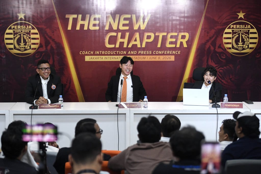 Presiden Persija Jakarta Mohamad Prapanca (kiri) mendampingi pelatih asal Korea Selatan, Shin Tae-Yong (tengah) dan penerjemah Jeong Seok Seo (kanan) menjawab pertanyaan wartawan saat perkenalan pelatih baru Persija Jakarta di Jakarta International Stadium (JIS), Jakarta, Senin (8/6/2026). Persija Jakarta resmi mengontrak mantan pelatih Timnas Indonesia, Shin Tae-Yong dengan durasi tiga tahun. ANTARA FOTO/M Risyal Hidayat/YU Shin Tae-Yong resmi latih Persija Jakarta