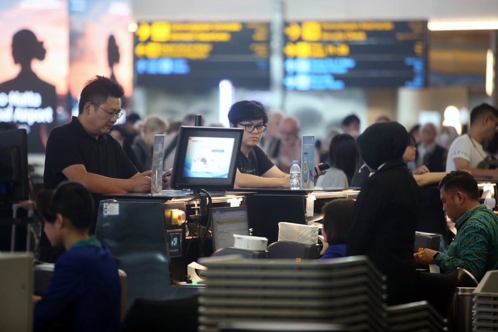 Calon penumpang melakukan lapor diri di Terminal 3 Bandara Soekarno Hatta, Tangerang, Banten, Selasa (9/6/2026). Pemerintah akan memberikan diskon tiket pesawat domestik kelas ekonomi sebesar 30 persen yang berlaku selama periode libur sekolah pada 24 Juni hingga 5 Juli 2026 sebagai bagian dari paket insentif sektor transportasi pada semester II 2026. ANTARA FOTO/Muhammad Iqbal/hma Diskon tiket pesawat saat musim libur sekolah