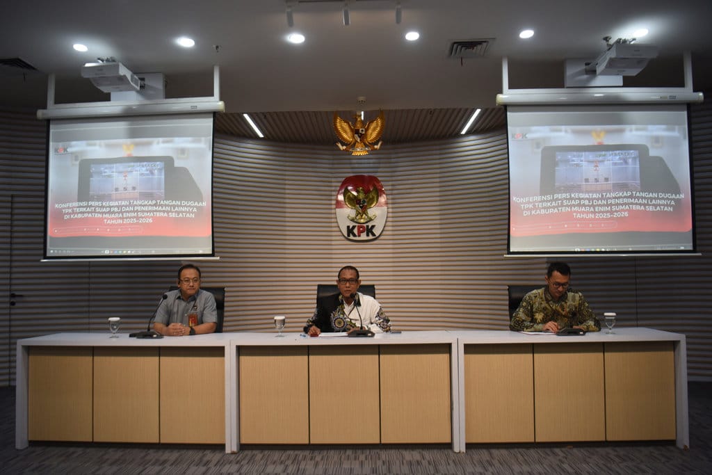 Plt. Direktur Penyidikan KPK Achmad Taufik Husein (tengah) didampingi Direktur Penindakan Kortas Tipikor Polri Brigjen Pol. Robertus Yohanes De Deo Tresna Eka Trimana (kiri) dan Juru Bicara KPK Budi Prasetyo (kanan) menyampaikan keterangan pers terkait operasi tangkap tangan Bupati Muara Enim di Gedung Merah Putih KPK, Jakarta, Selasa (9/6/2026). ANTARA FOTO/Indrianto Eko Suwarso/nym. Konferensi pers operasi tangkap tangan Bupati Muara Enim