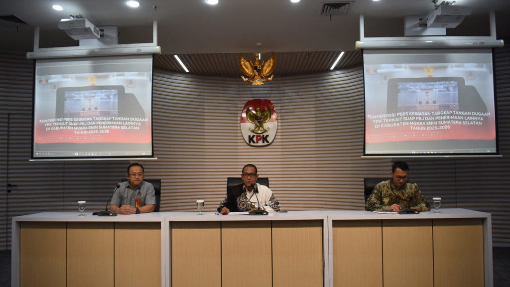 Plt. Direktur Penyidikan KPK Achmad Taufik Husein (tengah) didampingi Direktur Penindakan Kortas Tipikor Polri Brigjen Pol. Robertus Yohanes De Deo Tresna Eka Trimana (kiri) dan Juru Bicara KPK Budi Prasetyo (kanan) menyampaikan keterangan pers terkait operasi tangkap tangan Bupati Muara Enim di Gedung Merah Putih KPK, Jakarta, Selasa (9/6/2026). ANTARA FOTO/Indrianto Eko Suwarso/nym. Konferensi pers operasi tangkap tangan Bupati Muara Enim