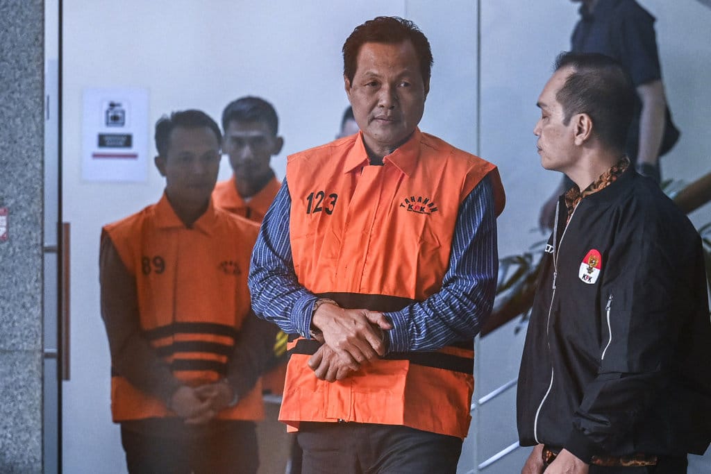 Bupati Muara Enim Edison (kedua kanan) berjalan dengan mengenakan rompi tahanan usai menjalani pemeriksaan di Gedung Merah Putih KPK, Jakarta, Selasa (9/6/2026). KPK menahan Edison setelah ditetapkan sebagai tersangka kasus dugaan korupsi pengadaan barang dan jasa di lingkungan Dinas Pendidikan dan Kebudayaan Kabupaten Muara Enim. ANTARA FOTO/Galih Pradipta/hma KPK tahan Bupati Muara Enim Edison