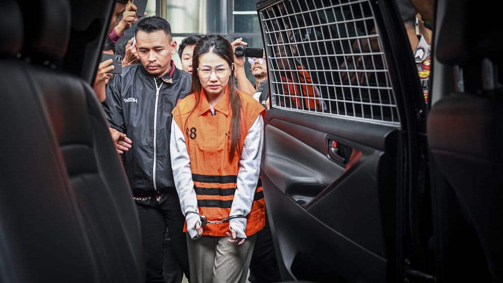 Marketing PT Millenium Solusi Abadi, Cory Erin (tengah) berjalan dengan mengenakan rompi tahanan usai menjalani pemeriksaan di Gedung Merah Putih KPK, Jakarta, Selasa (9/6/2026). Setelah memeriksa Cory Erin, KPK menetapkannya sebagai tersangka kasus dugaan korupsi pengadaan barang dan jasa di lingkungan Dinas Pendidikan dan Kebudayaan Kabupaten Muara Enim. ANTARA FOTO/Galih Pradipta/YU KPK tetapkan Cory Erin sebagai tersangka kasus dugaan korupsi