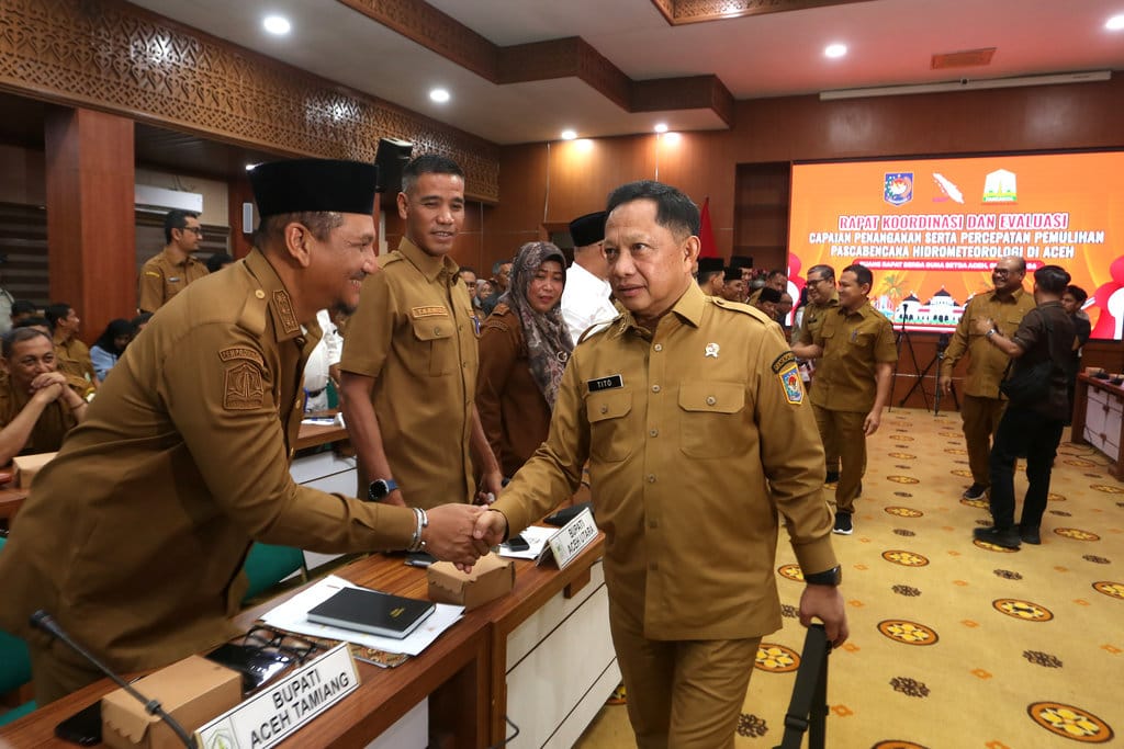 Menteri Dalam Negeri (Mendagri) yang juga Ketua Satgas Percepatan Rehabilitasi dan Rekonstruksi (PRR) pascabencana wilayah Sumatera Tito Karnavian (tengah) menyapa Bupati Aceh Tamiang Armia Pahmi (kiri) saat menghadiri rapat koordinasi dan evaluasi capaian penanganan serta percepatan pemulihan pascabencana hidrometeorologi di Banda Aceh, Aceh, Selasa (9/6/2026). ANTARA FOTO/Irwansyah Putra/nym. Rakor evaluasi penanganan bencana hidrometeorologi Aceh