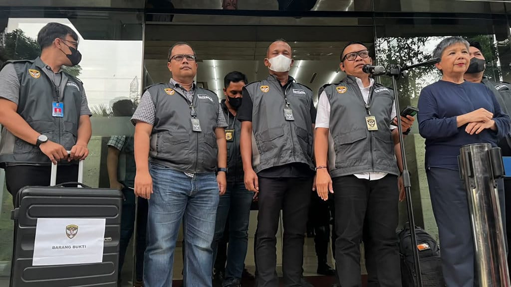 Penyidik Kortastipidkor saat keluar membawa dokumen yang disita dari penggeledahan kantor WIKA, Jakarta Timur, Selasa (9/6/2026). tirto.id/Ayu mumpuni penggeledahan Penyidik Kortastipidkor kantor WIKA