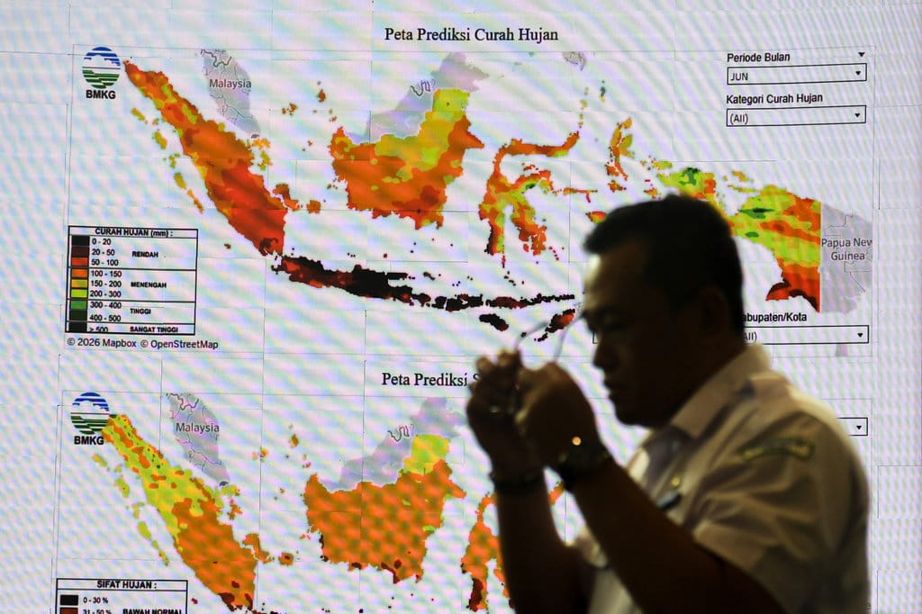 Petugas Badan Meteorologi, Klimatologi, dan Geofisika (BMKG) melintas di depan layar peta prediksi curah hujan saat akan konferensi pers tentang perkembangan iklim dan pemutakhiran prediksi musim kemarau 2026 di Indonesia di Kantor Pusat BMKG, Jakarta, Rabu (10/6/2026). ANTARA FOTO/Muhammad Adimaja/nz Perkembangan musim kemarau 2026 di Indonesia