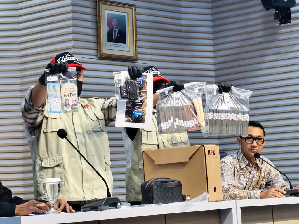 Petugas Komisi Pemberantasan Korupsi (KPK) saat menunjukkan barang bukti dari kasus dugaan suap terkait audit laporan keuangan Badan Pemeriksa Keuangan (BPK) di Pemerintah Kabupaten (Pemkab) Muara Enim TA 2025, di Gedung Merah Putih KPK, Kamis (11/6/2026). tirto.id/Umay Bukti Kasus Suap Audit BPK