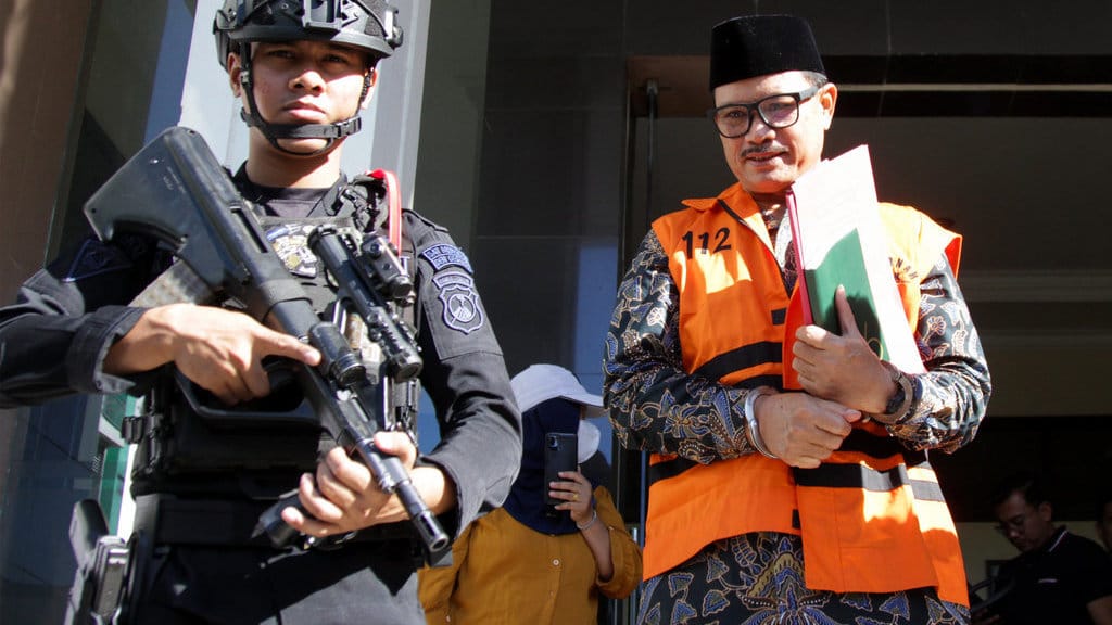 Wali Kota Madiun nonaktif Maidi (kanan) berjalan seusai menjalani sidang perdana di Pengadilan Tindak Pidana Korupsi (Tipikor) Surabaya di Sidoarjo, Jawa Timur, Kamis (11/6/2026). Jaksa Penuntut Umum KPK membacakan dakwaan untuk Wali Kota Madiun nonaktif Maidi, mantan Kepala Dinas PUPR Thariq Megah dan pihak swasta Rochim Ruhdiyanto dalam kasus dugaan korupsi, pemerasan dengan modus fee proyek dan dana CSR, termasuk dugaan gratifikasi oleh Maidi selama periode 2019-2022 dengan nilai total mencapai Rp1,1 miliar. ANTARA FOTO/Umarul Faruq/agr Sidang perdana Wali Kota Madiun nonaktif