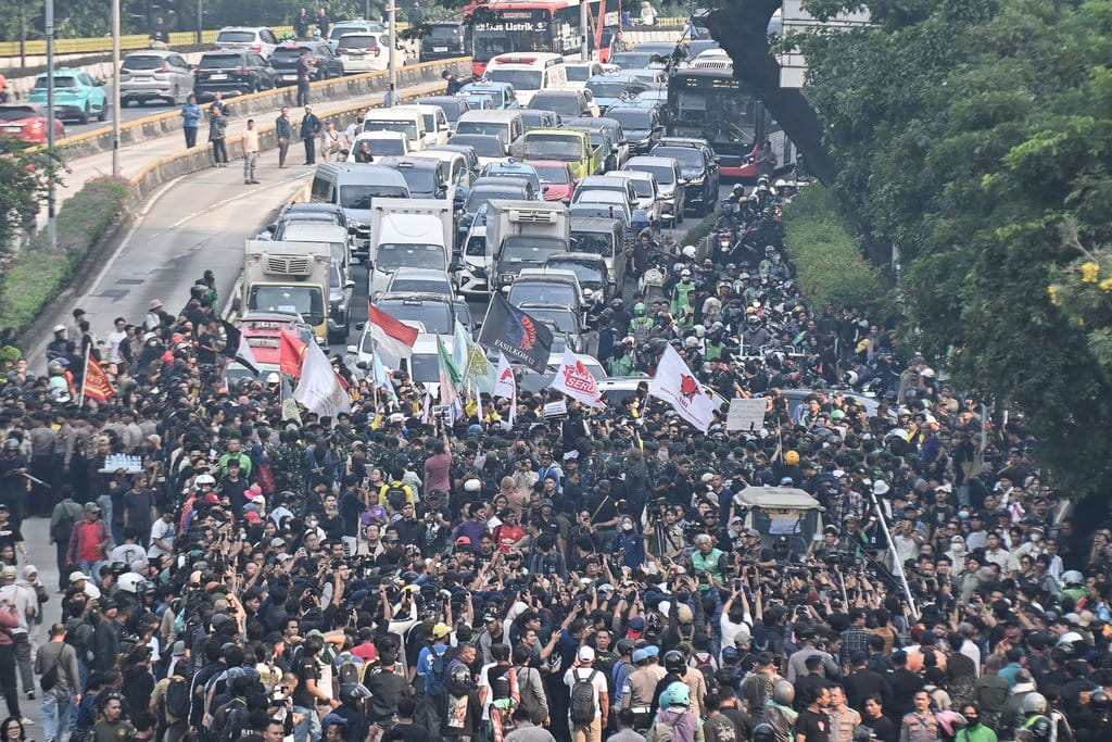Personel polisi dan TNI memblokade massa aksi menuju Bundaran HI di Jalan Jenderal Sudirman, Jakarta, Jumat (12/6/2026). Sejumlah elemen mahasiswa dan masyarakat menuntut evaluasi kebijakan pemerintah seperti pengelolaan anggaran pendapatan dan belanja negara (APBN) serta menurunkan harga bahan pokok dan BBM. ANTARA FOTO/Sulthony Hasanuddin/bar Unjuk rasa mahasiswa dan elemen masyarakat di Jakarta