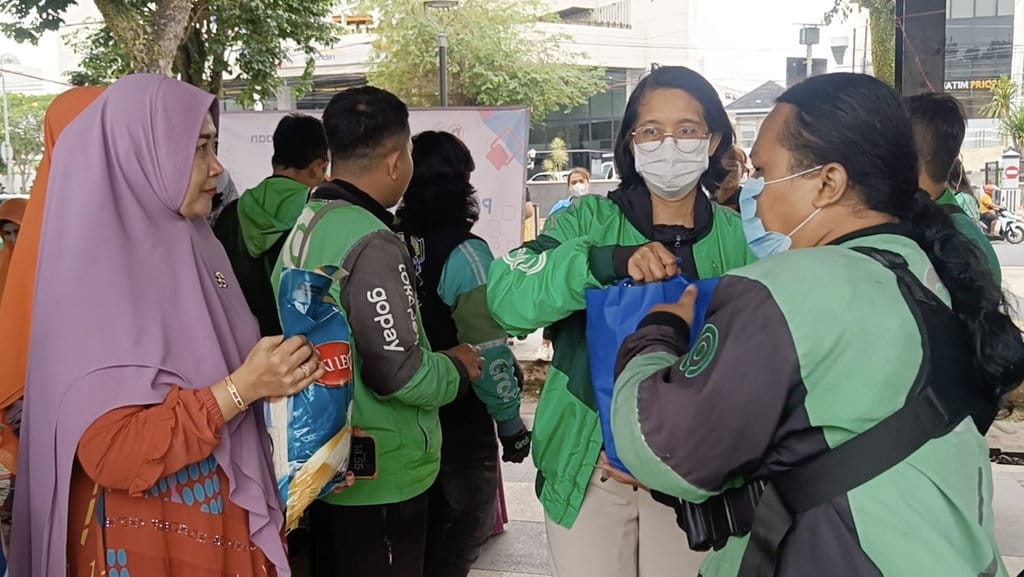 Sebanyak 100 pengemudi ojol perempuan menerima bantuan sembako dari seorang mantan driver ojol asal Jember di Alun-Alun Jember, Jumat (12/6/2026). bantuan sembako kepada ojol perempuan