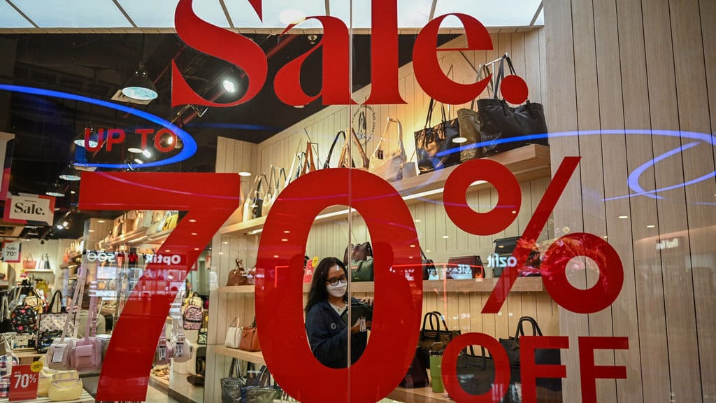 Pengunjung berbelanja saat Festival Jakarta Great Sale di Kuningan City Mall, Jakarta, Sabtu (13/6/2026). Pemerintah Provinsi DKI Jakarta menggelar Festival Jakarta Great Sale dengan menawarkan diskon hingga 70 persen di 104 pusat perbelanjaan yang berlangsung hingga 22 Juli 2026 dengan target transaksi mencapai Rp16 triliun guna mendongkrak daya beli masyarakat dan mendorong pertumbuhan ekonomi regional. ANTARA FOTO/Fauzanfoc. Festival Jakarta Great Sale 2026