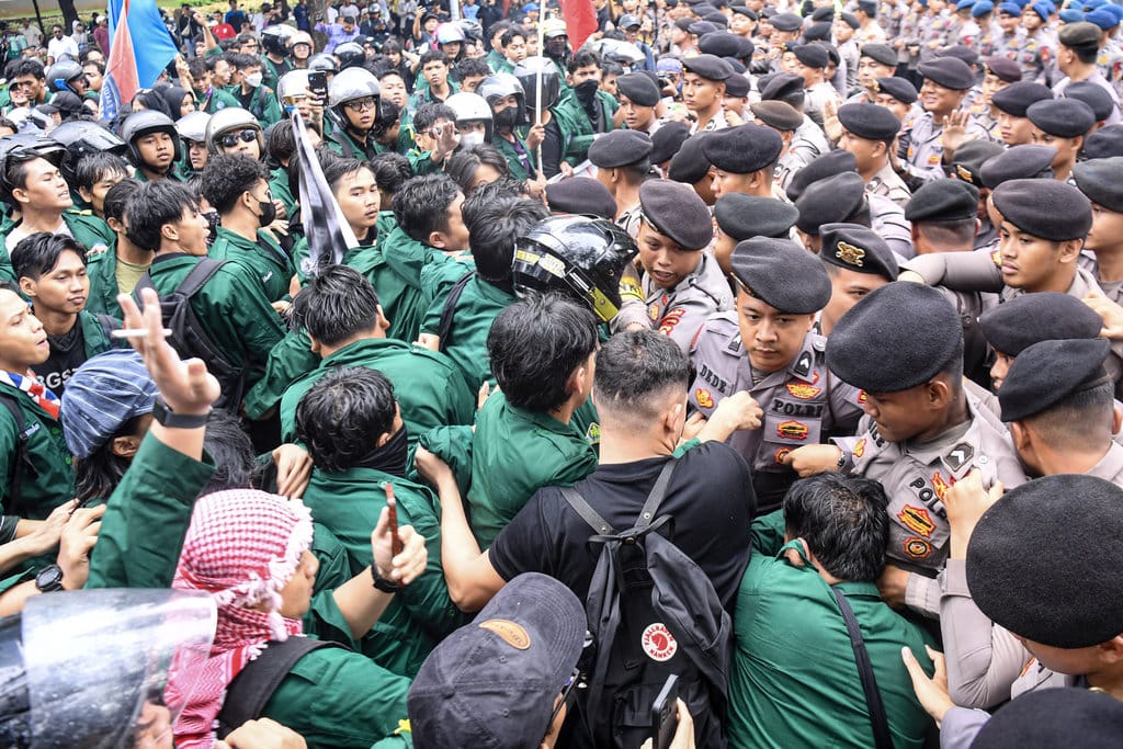 Polisi memblokade mahasiswa dari BEM Universitas Uhamka saat aksi unjuk rasa di kawasan Semanggi, Jakarta, Senin (15/6/2026). ANTARA FOTO/Muhammad Adimaja/nym. Aksi unjuk rasa mahasiswa di Jakarta
