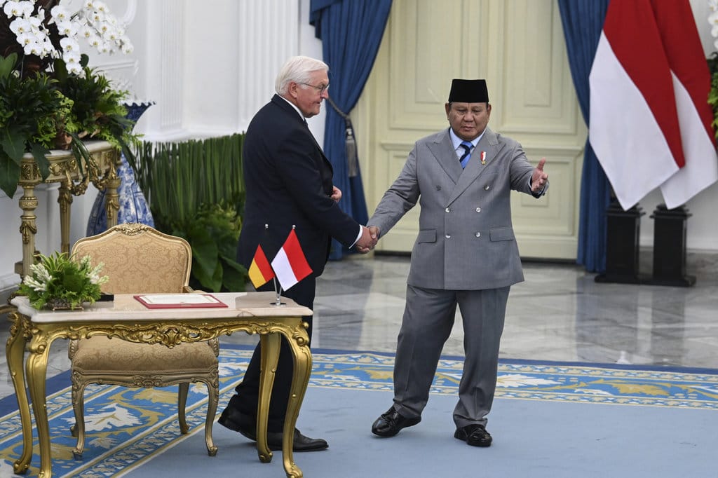 Presiden Prabowo Subianto (kanan) berjabat tangan dengan Presiden Republik Federal Jerman Frank-Walter Steinmeier (kiri) saat kunjungan kenegaraan di Istana Merdeka, Jakarta, Senin (15/6/2026). Presiden Jerman Frank-Walter Steinmeier melakukan kunjungan kenegaraan di Istana Kepresidenan Jakarta untuk memperkuat hubungan kemitraan strategis antara Indonesia dan Jerman di antaranya bidang bisnis, energi, iklim, perekrutan tenaga kerja terampil, dan budaya. ANTARA FOTO/Galih Pradipta/hma/kye Presiden Prabowo menerima kunjungan Frank-Walter Steinmeier