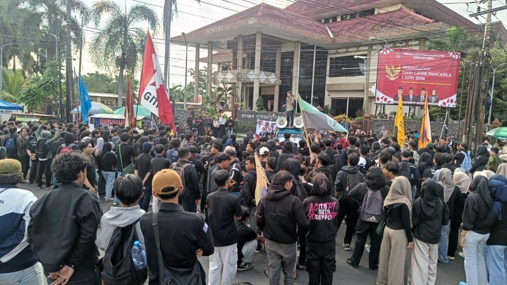 Ratusan mahasiswa yang tergabung dalam BEM se-Jember dan Cipayung Plus menggelar aksi unjuk rasa di depan Kantor DPRD Jember, Senin (15/6/2026). Massa membawa tagar #IndonesiaCemas mengkritisi sejumlah kebijakan pemerintah. Demo Mahasiswa Jember