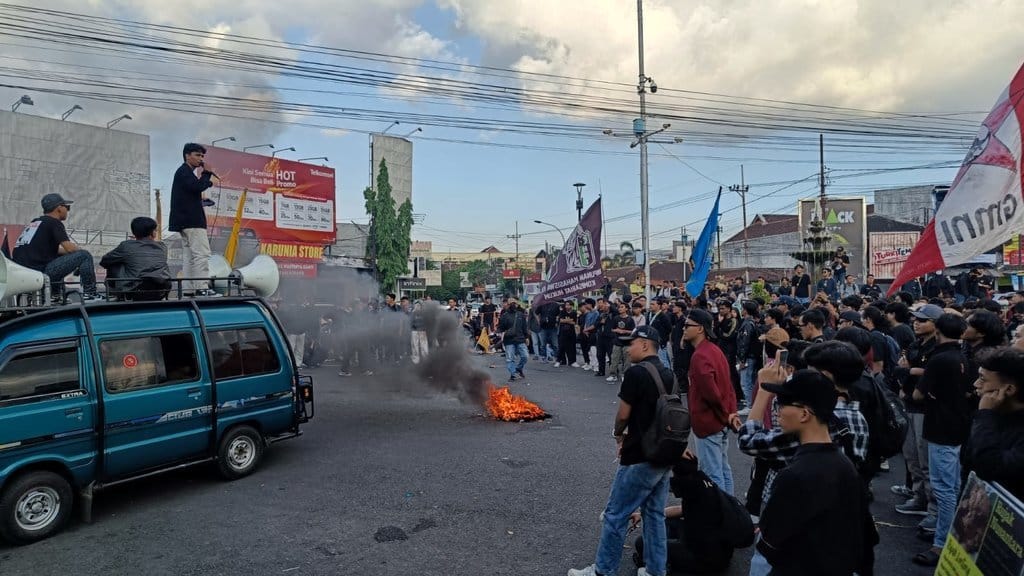 Massa aksi unjuk rasa #IndonesiaCemas membakar ban di depan Kantor DPRD Jember, Senin (15/6/2026). Foto: Jember Yang Itu #IndonesiaCemas