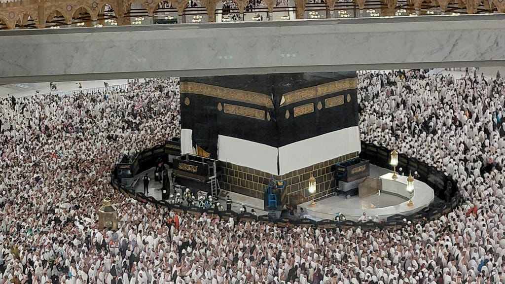 Para petugas sedang bersiap mengganti Kiswah Ka'bah pada malam 1 Muharram 1448 Hijriah atau Senin malam (15/6/2926). Foto: Abdul Aziz/Tirto/MCH 2026 Penggantian kiswah Kabah
