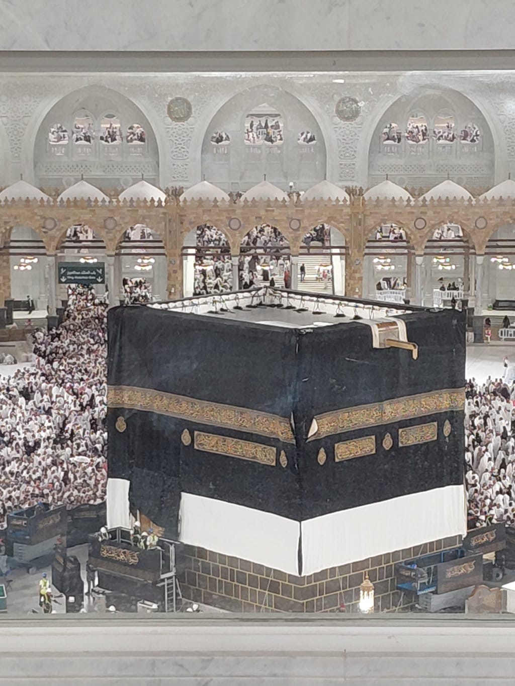 Proses pergantian kiswah Ka'bah di Masjidil Haram bertepatan dengan malam tahun baru Islam 1448 Hijriah, Senin (15/6/2026). Foto: Abdul Aziz/Tirto/MCH 2026. Ficer Penggantian Kiswah Kabah