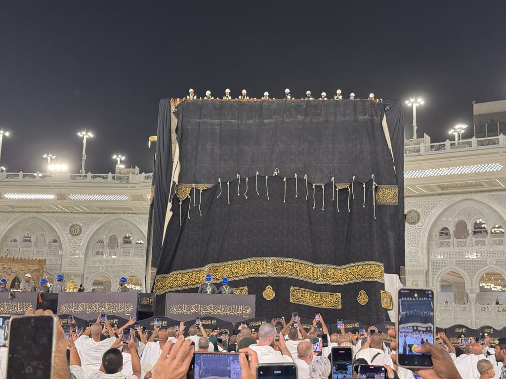 Momen pergantian kiswah Ka'bah di Masjidil Haram pada malam 1 Muharram pada Senin sore (15/6/2026) hingga Selasa dini hari (15/6/2026). Foto: Tim Media Center Haji (MCH) 2026. Ficer Penggantian Kiswah Kabah