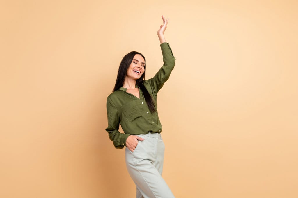 Outfit hijau army-celana khaki. FOTO/iStockphoto Outfit hijau army