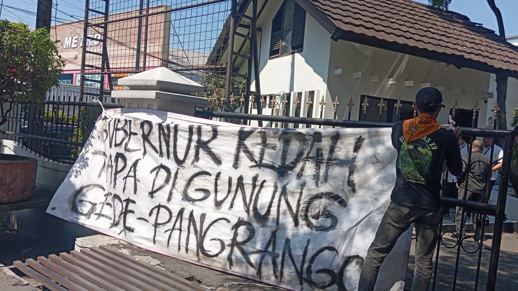 Massa aksi dari Parlemen Warga Tolak Eksploitasi melakukan aksi unjuk rasa menyoroti dampak pembangunan geotermal di sejumlah hutan Jawa Barat. Aksi unjuk rasa digelar mereka di depan kantor Dinas ESDM Jabar, Kota Bandung, Rabu (17/6/2026). tirto.id/Muhamad Nizar. unjuk rasa di Dinas ESDM Jabar