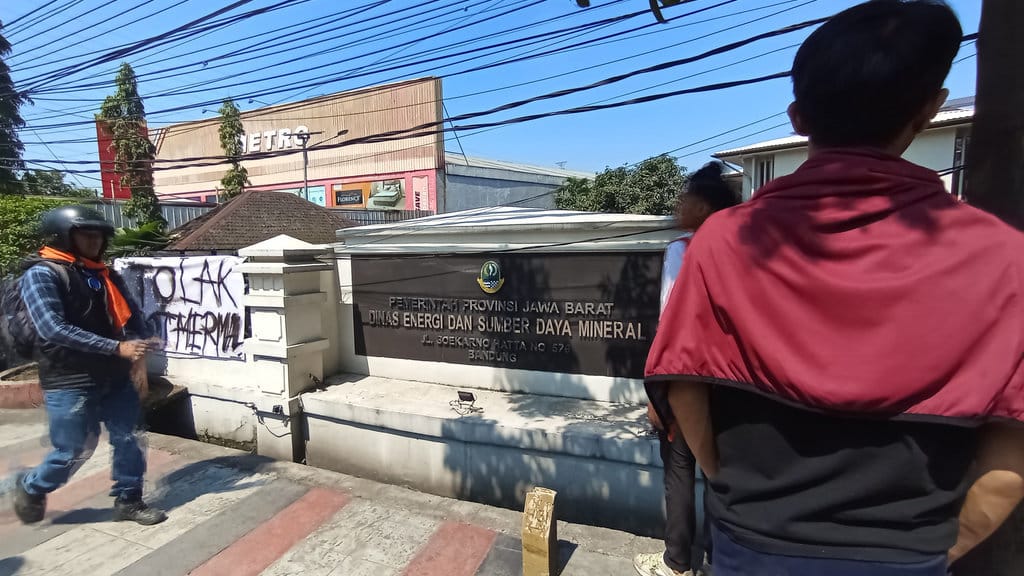 Massa aksi dari Parlemen Warga Tolak Eksploitasi melakukan aksi unjuk rasa menyoroti dampak pembangunan geotermal di sejumlah hutan Jawa Barat. Aksi unjuk rasa digelar mereka di depan kantor Dinas ESDM Jabar, Kota Bandung, Rabu (17/6/2026). tirto.id/Muhamad Nizar. unjuk rasa di Dinas ESDM Jabar