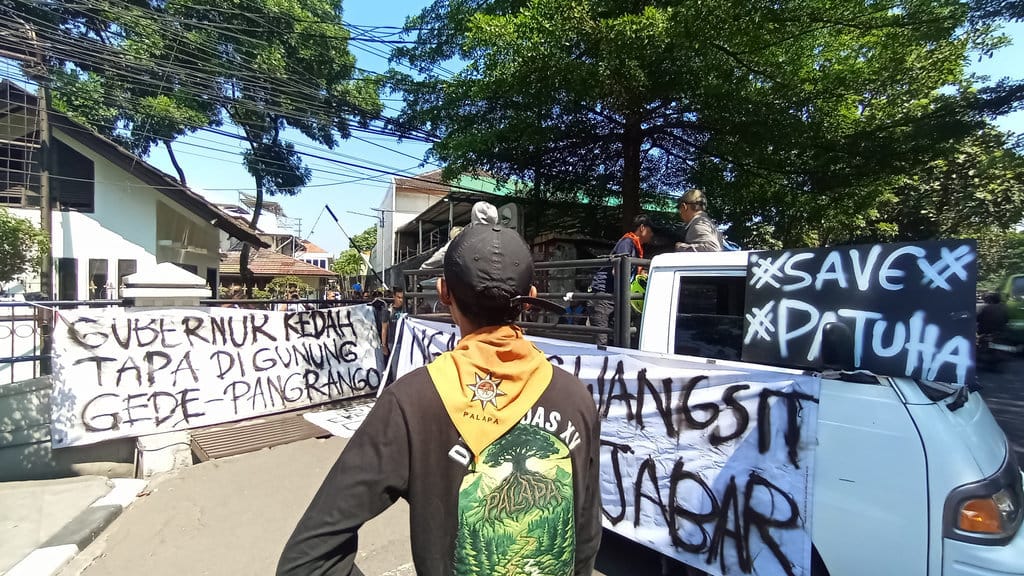 Massa aksi dari Parlemen Warga Tolak Eksploitasi melakukan aksi unjuk rasa menyoroti dampak pembangunan geotermal di sejumlah hutan Jawa Barat. Aksi unjuk rasa digelar mereka di depan kantor Dinas ESDM Jabar, Kota Bandung, Rabu (17/6/2026). tirto.id/Muhamad Nizar. unjuk rasa di Dinas ESDM Jabar