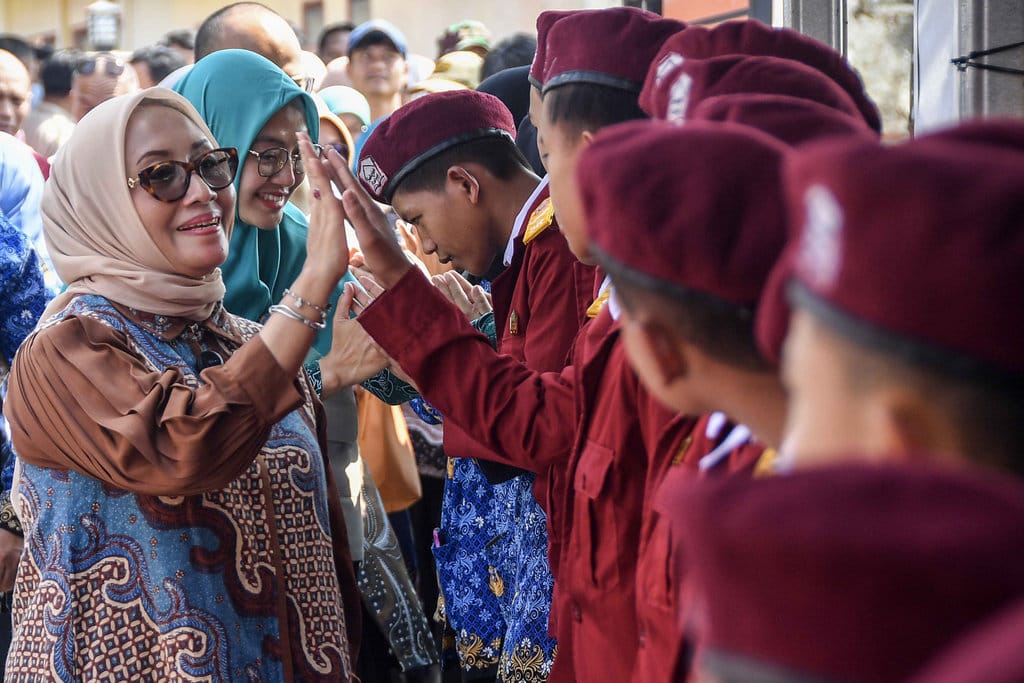 Menteri Pemberdayaan Perempuan dan Perlindungan Anak (PPPA) Arifah Choiri Fauzi (kiri) salam tos dengan siswa saat meninjau Sekolah Rakyat Terintegrasi 41 di Kota Tasikmalaya, Jawa Barat, Kamis (18/6/2026). Menteri PPPA menegaskan fasilitas yang diberikan pemerintah merupakan bentuk pemenuhan hak anak atas pendidikan serta berharap peserta didik Sekolah Rakyat menjadi generasi berkualitas menuju Indonesia Emas 2045, dan mendorong penerapan pola asuh yang tepat di lingkungan sekolah. ANTARA FOTO/Adeng Bustomi/nz Kunjungan Menteri PPPA di Sekolah Rakyat