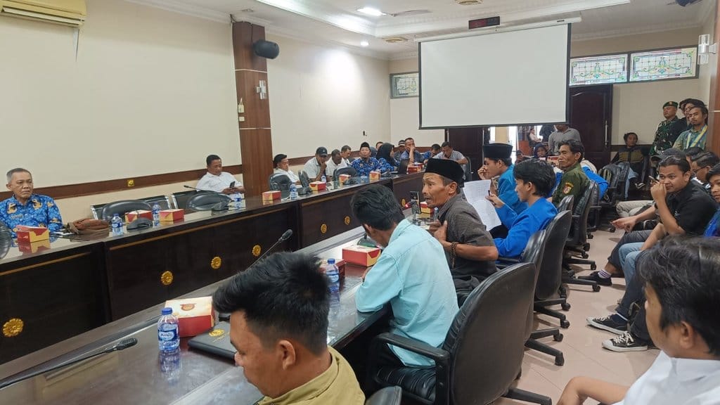 Puluhan mahasiswa yang tergabung dalam Pergerakan Mahasiswa Islam Indonesia (PMII) Cabang Jember bersama perwakilan petani Desa Silo, Kecamatan Silo, mendatangi Gedung DPRD Jember, Rabu (17/6/2026). foto/Jember yang itu PMII Jember