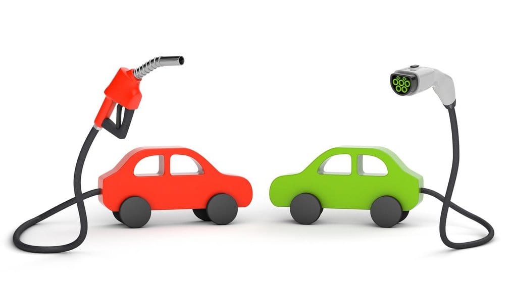 ilustrasi mobil listrik vs mobil bensin. foto/istockphoto ilustrasi mobil listrik vs mobil bensin