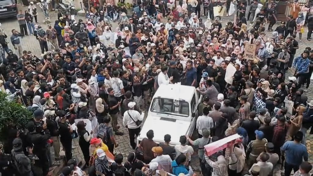 Ribuan karyawan, pekerja, relawan, serta pemilik Satuan Pelayanan Pemenuhan Gizi (SPPG) se-Kabupaten Jember menggelar aksi unjuk rasa di depan Gedung DPRD Jember, Sabtu (20/6/2026).foto/Jember yang itu Demo Pemilik SPPG Jember
