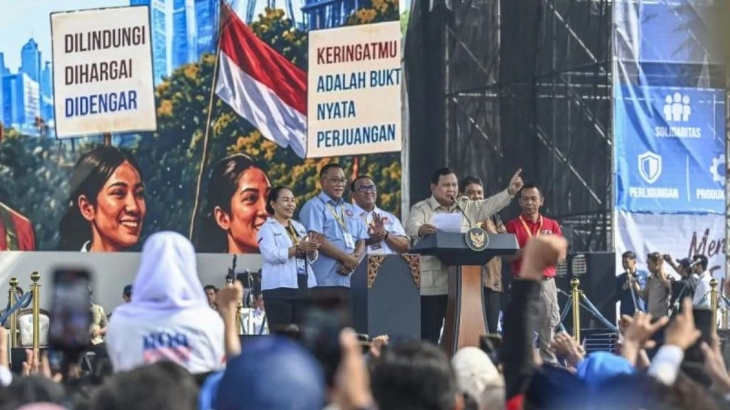 Presiden Prabowo Subianto (tengah) didampingi (dari kiri) Presiden KSBSI Elly Rosita Silaban, Ketua Umum KSPSI sekaligus Menteri Lingkungan Hidup Mohammad Jumhur Hidayat, Presiden KSPSI AGN Andi Gani Nena Wea, Presiden KSPI Said Iqbal, Ketua Umum KPBI Ilhamsyah memberi sambutan saat mengikuti peringatan Hari Buruh Internasional atau May Day 2026 di kawasan Monumen Nasional (Monas), Jakarta, Jumat (1/5/2026). Dalam May Day 2026 para buruh menuntut adanya pengesahan RUU Ketenagakerjaan, penghapusan outsourcing dan penolakan upah murah, hingga kekhawatiran terhadap dampak konflik global yang berpotensi memicu gelombang pemutusan hubungan kerja (PHK). ANTARA FOTO/Galih Pradipta/nz (ANTARA FOTO/GALIH PRADIPTA) Hari Buruh