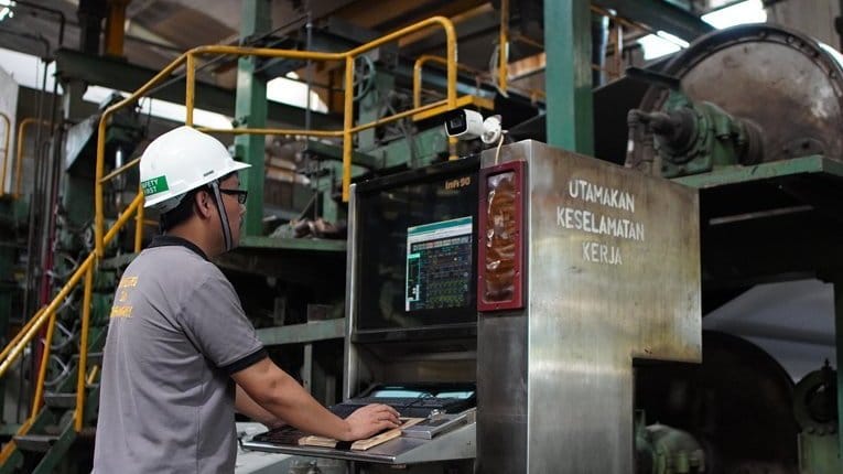 Pekerja sedah mengoperasionalkan mesin di PT Pabrik Kertas Indonesia. Foto/PT Pakerin PT Pakerin