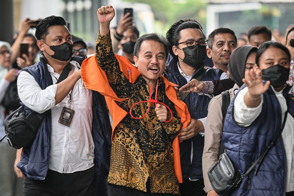 Petugas kepolisian menggiring Roy Suryo (tengah) ke dalam gedung di Kejaksaan Negeri Jakarta Selatan, Jakarta, Senin (22/6/2026). ANTARA FOTO/Sulthony Hasanuddin/foc. Pelimpahan tersangka Roy Suryo dan Dokter Tifa ke Kejari Jaksel