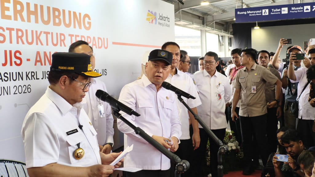 Menteri Perhubungan (Menhub), Dudy Purwagandhi memberikan keterangan pers kepada para wartawan di Stasiun JIS, Jakarta Utara, Senin (22/6/2026). tirto.id/Naufal Majid Dudy Purwagandhi