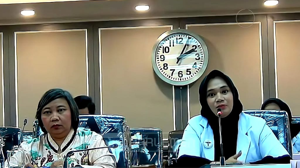 Tangkapan layar - Ketua Komnas HAM Anis Hidayah (kiri) dan perwakilan Pergerakan Dokter Muda Indonesia, Mika Wardani (kanan), saat rapat dengar pendapat yang digelar Komisi XIII di Gedung DPR RI, Jakarta, Kamis (18/6/2026). (YouTube/TVR PARLEMEN) RDP Komisi XIII DPR RI dengan Komnas HAM dan Pergerakan Dokter Muda Indonesia