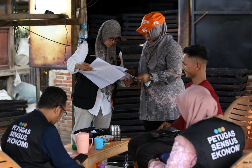 Petugas sensus ekonomi 2026 melakukan pendataan tempat produksi Usaha Mikro, Kecil dan Menengah (UMKM) ikan kayu di Lambaro Skep, Banda Aceh, Aceh, Selasa (16/6/2026). ANTARA FOTO/Irwansyah Putra/foc. Sensus ekonomi 2026