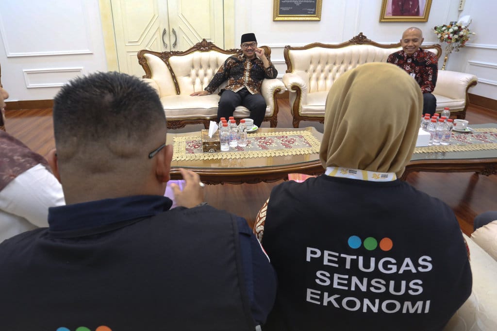 Wali Kota Yogyakarta Hasto Wardoyo (kiiri) menjawab pertanyaan petugas Sensus Ekonomi Badan Pusat Statistik (BPS) saat pelaksanaan Sensus Ekonomi 2026 di Rumah Dinas Wali Kota Yogyakarta, Selasa (23/6/2026). ANTARA FOTO/Andreas Fitri Atmoko/bar Sensus ekonomi 2026 di Yogyakarta