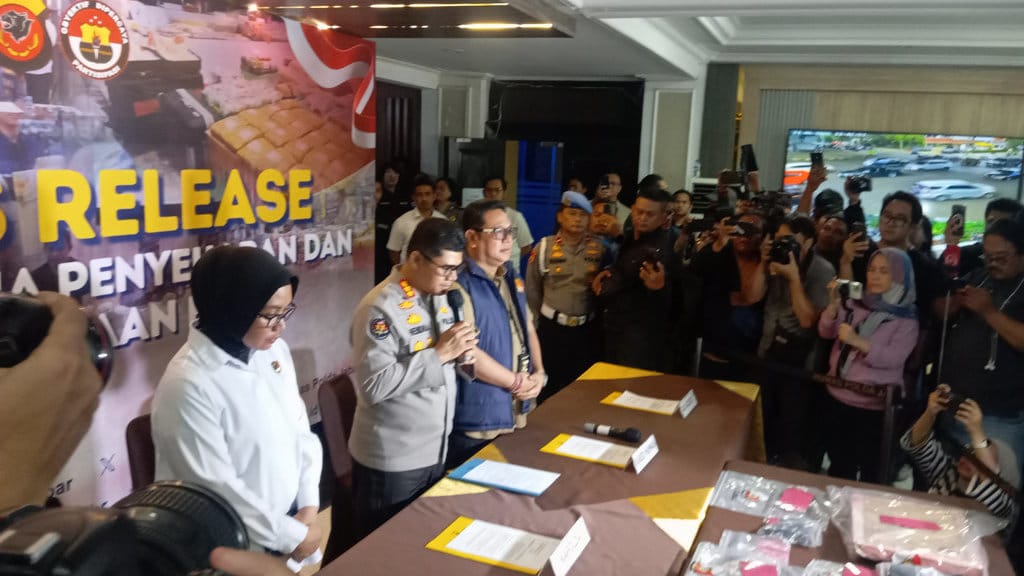 Kabidhumas Polda Jabar, Kombes Pol Hendra Rochmawan saat konperensi pers di Mapolda Jabar, Kota Bandung, Rabu (24/6/2026). tirto.id/Muhamad Nizar. Konpers Polda Jabar