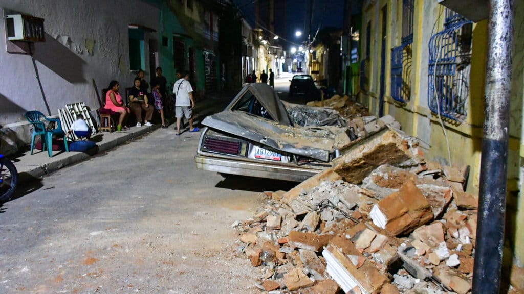 Warga berkumpul di jalan di dekat sebuah mobil dan bangunan yang rusak setelah gempa bumi melanda Valencia, Venezuela, pada 24 Juni 2026. Dua gempa bumi berkekuatan magnitudo 7,2 dan 7,5 mengguncang wilayah yang sama di Venezuela pada malam hari tanggal 24 Juni dan menyebabkan sejumlah bangunan runtuh, menurut Survei Geologi Amerika Serikat (USGS) dan wartawan AFP. AFP/Jacinto OLIVEROS Gempa Venezuela
