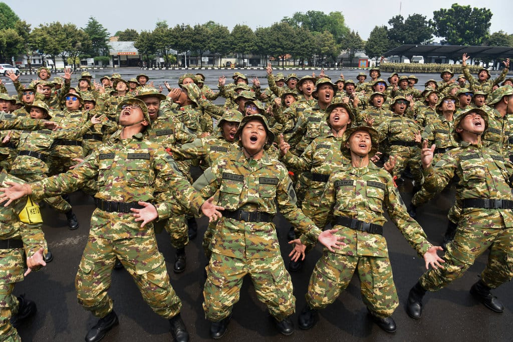 Sejumlah peserta program Sarjana Penggerak Pembangunan Indonesia (SPPI) meneriakkan yel-yel saat mengikuti Pelatihan Dasar Kemiliteran (Latsarmil) calon manajer Koperasi Desa Merah Putih (KDMP) di Brigif 1 Marinir Cilandak, Jakarta, Kamis (25/6/2026). Sebanyak 674 peserta mengikuti latsarmil untuk membangun karakter integritas, loyalitas, kedisiplinan, kekompakan, dan empati yang dibutuhkan dalam menjalankan tugas sebagai manajer KDMP. ANTARA FOTO/Indrianto Eko Suwarso/tom. Latsarmil calon manajer Koperasi Desa Merah Putih