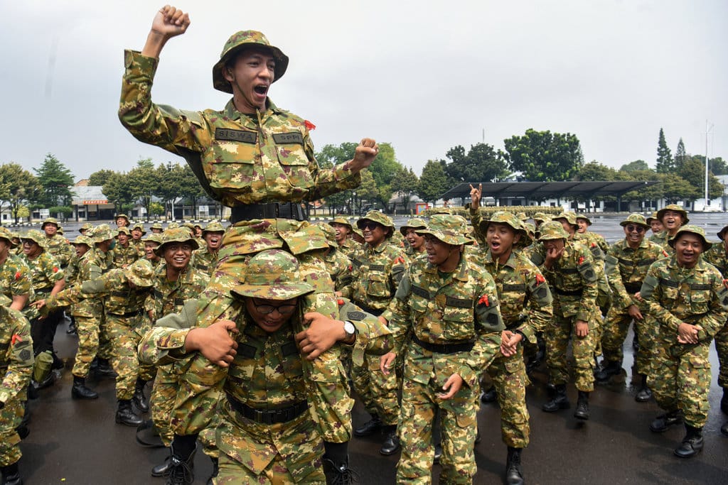 Sejumlah peserta program Sarjana Penggerak Pembangunan Indonesia (SPPI) meneriakkan yel-yel saat mengikuti Pelatihan Dasar Kemiliteran (Latsarmil) calon manajer Koperasi Desa Merah Putih (KDMP) di Brigif 1 Marinir Cilandak, Jakarta, Kamis (25/6/2026). Sebanyak 674 peserta mengikuti latsarmil untuk membangun karakter integritas, loyalitas, kedisiplinan, kekompakan, dan empati yang dibutuhkan dalam menjalankan tugas sebagai manajer KDMP. ANTARA FOTO/Indrianto Eko Suwarso/tom. Latsarmil calon manajer Koperasi Desa Merah Putih