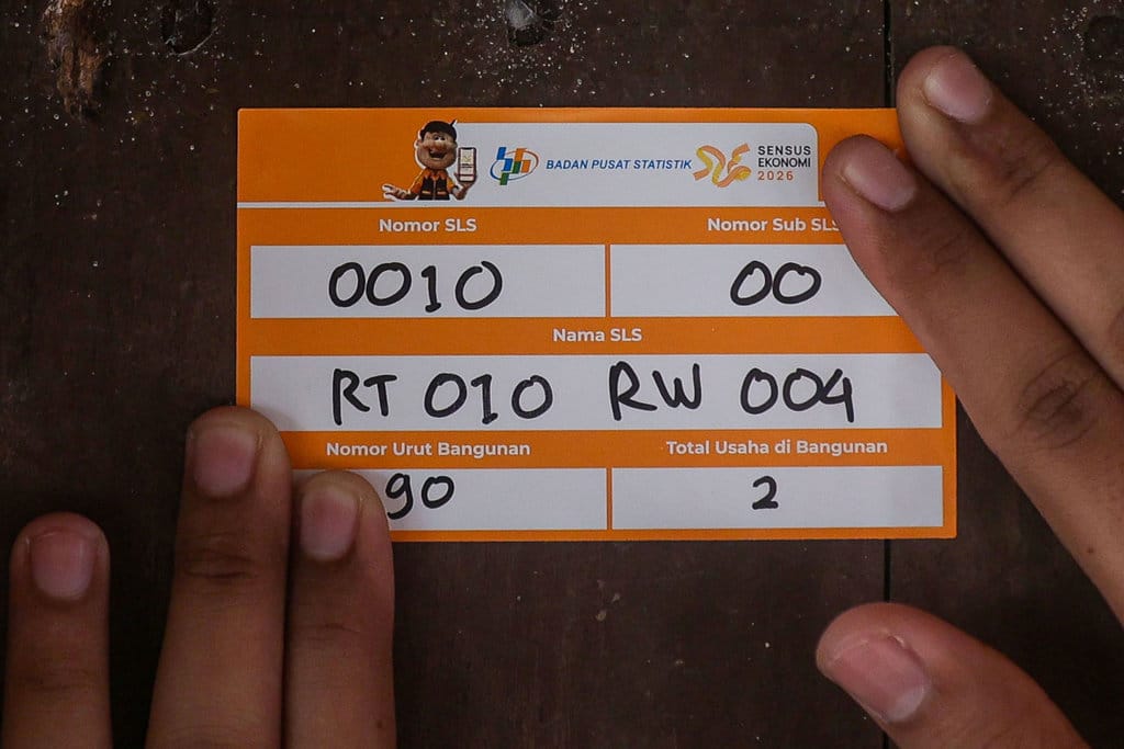 Petugas Sensus Badan Pusat Statistik (BPS) Kabupaten Bekasi menempelkan stiker Sensus Ekonomi 2026 pada rumah warga saat pendataan lapangan di Bojongmangu, Kabupaten Bekasi, Jawa Barat, Jumat (26/6/2026). BPS menargetkan Sensus Ekonomi 2026 di Jawa Barat mendata sedikitnya 5,54 juta pelaku usaha dan sekitar 17,7 juta keluarga untuk menyediakan data ekonomi yang akurat sebagai dasar penyusunan kebijakan pembangunan, peningkatan investasi, serta pemberdayaan usaha di daerah. ANTARA FOTO/Darryl Ramadhan/foc. Sensus Ekonomi 20262 di Jawa Barat