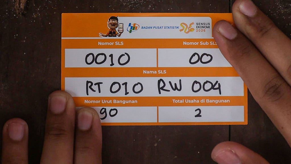 Petugas Sensus Badan Pusat Statistik (BPS) Kabupaten Bekasi menempelkan stiker Sensus Ekonomi 2026 pada rumah warga saat pendataan lapangan di Bojongmangu, Kabupaten Bekasi, Jawa Barat, Jumat (26/6/2026). BPS menargetkan Sensus Ekonomi 2026 di Jawa Barat mendata sedikitnya 5,54 juta pelaku usaha dan sekitar 17,7 juta keluarga untuk menyediakan data ekonomi yang akurat sebagai dasar penyusunan kebijakan pembangunan, peningkatan investasi, serta pemberdayaan usaha di daerah. ANTARA FOTO/Darryl Ramadhan/foc. Sensus Ekonomi 20262 di Jawa Barat