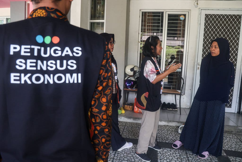 Petugas Sensus Badan Pusat Statistik (BPS) Kabupaten Bekasi melakukan pendataan kepada warga saat pelaksanaan Sensus Ekonomi 2026 di Perumahan Kota Deltamas, Kabupaten Bekasi, Jawa Barat, Jumat (26/6/2026). BPS menargetkan Sensus Ekonomi 2026 di Jawa Barat mendata sedikitnya 5,54 juta pelaku usaha dan sekitar 17,7 juta keluarga untuk menyediakan data ekonomi yang akurat sebagai dasar penyusunan kebijakan pembangunan, peningkatan investasi, serta pemberdayaan usaha di daerah. ANTARA FOTO/Darryl Ramadhan/foc. Sensus Ekonomi 20262 di Jawa Barat
