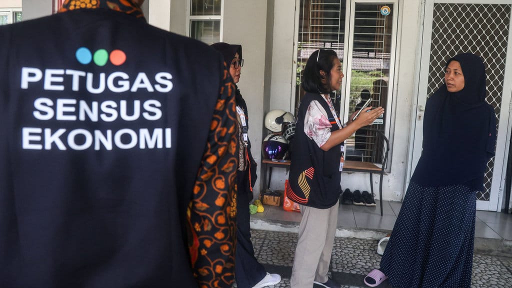 Petugas Sensus Badan Pusat Statistik (BPS) Kabupaten Bekasi melakukan pendataan kepada warga saat pelaksanaan Sensus Ekonomi 2026 di Perumahan Kota Deltamas, Kabupaten Bekasi, Jawa Barat, Jumat (26/6/2026). BPS menargetkan Sensus Ekonomi 2026 di Jawa Barat mendata sedikitnya 5,54 juta pelaku usaha dan sekitar 17,7 juta keluarga untuk menyediakan data ekonomi yang akurat sebagai dasar penyusunan kebijakan pembangunan, peningkatan investasi, serta pemberdayaan usaha di daerah. ANTARA FOTO/Darryl Ramadhan/foc. Sensus Ekonomi 20262 di Jawa Barat